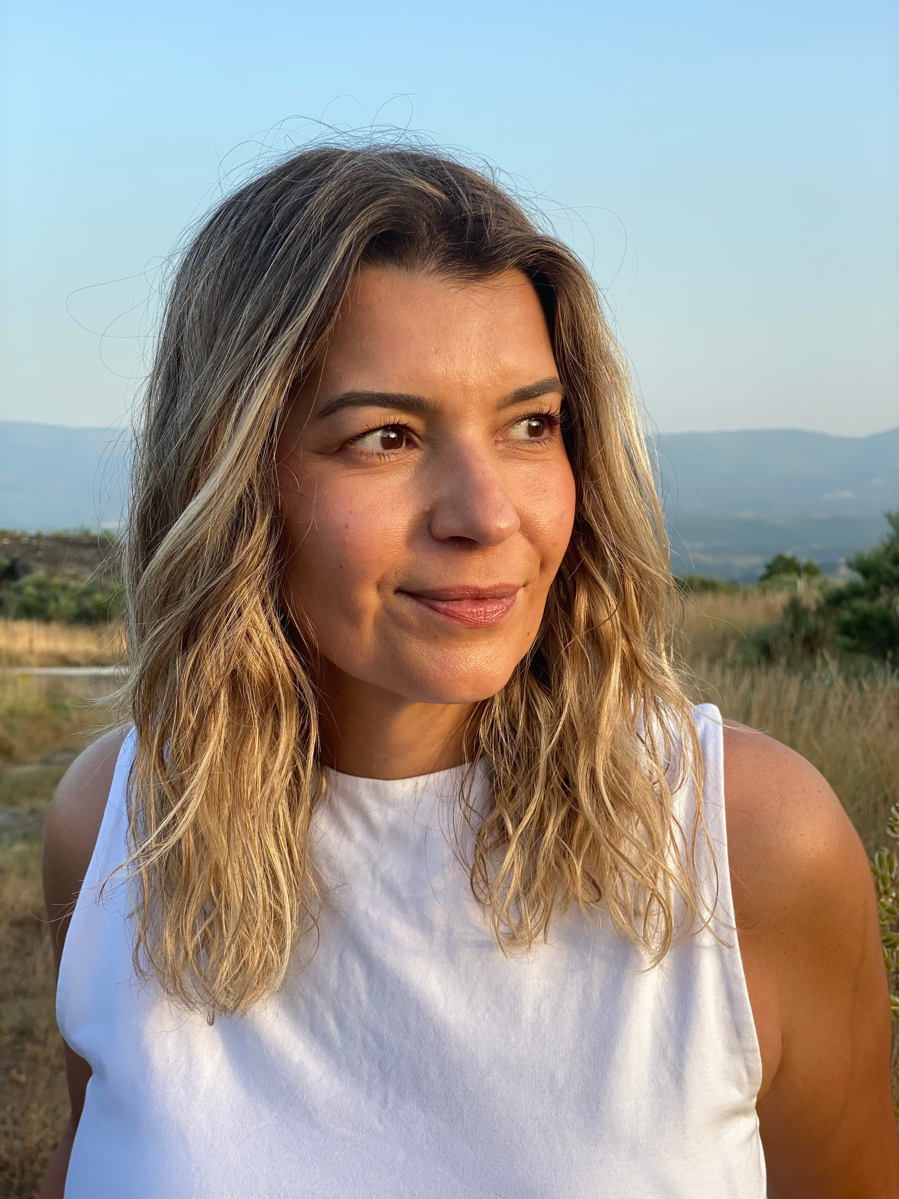 Cécile Domingues num cenário natural